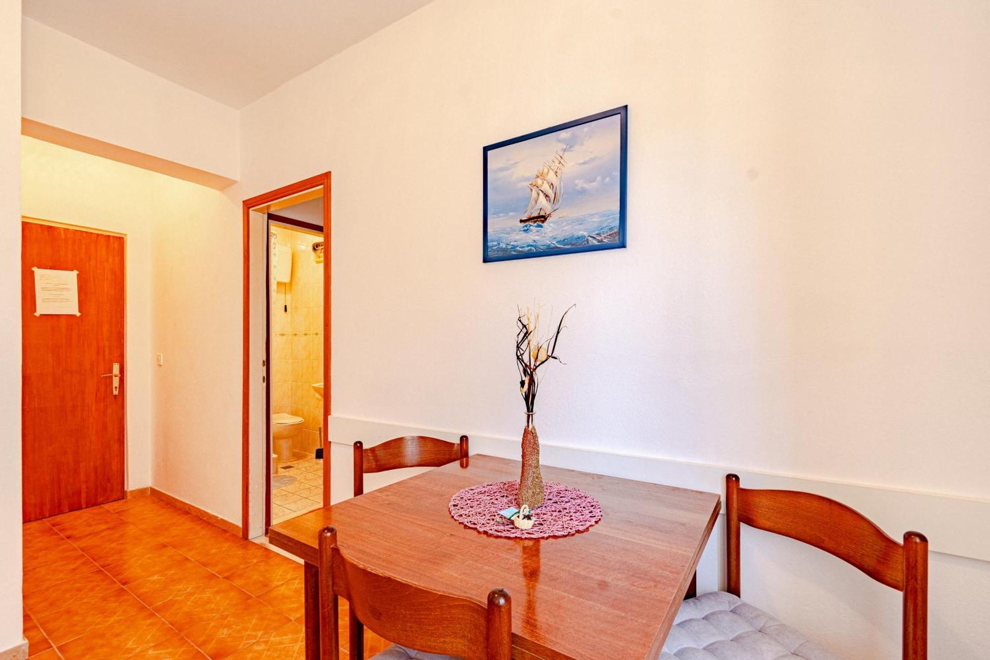 Apartments And Rooms With Parking Space マリ・ストン 部屋 写真